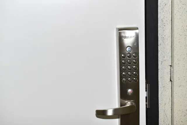 二枚目のドアはテンキー錠です