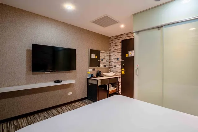 CHECK inn Taichung Ziyou-Standard Double Room without Window-7