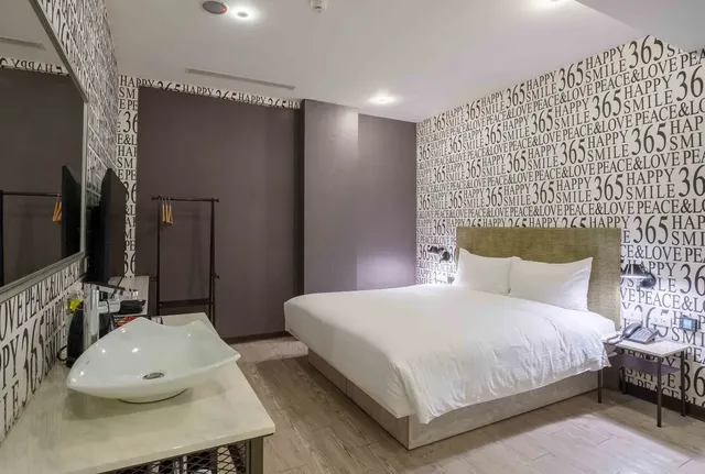 CHECK inn Taichung Ziyou-Standard Double Room without Window-3