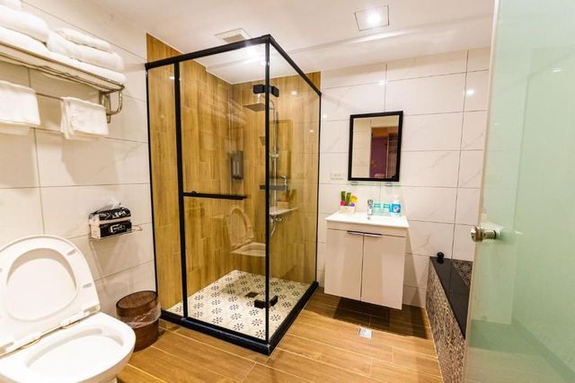 Toyfun Hotel ｜Luodong Night Market 5 minutes walk-408 Quadruple Room with Bath-4