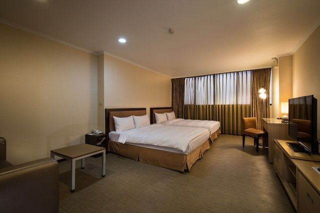 Metropolis Hotel-Cozy Quadruple Room-2