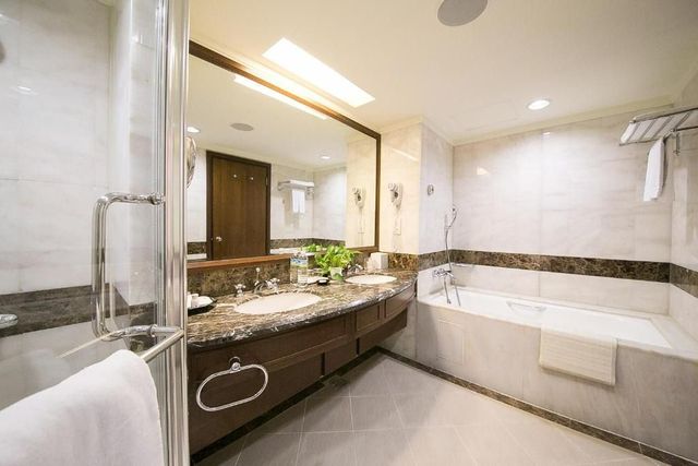 台糖長榮酒店 台南｜緊鄰大東夜市、設有泳池/自助式早餐-闔家經典套房-4