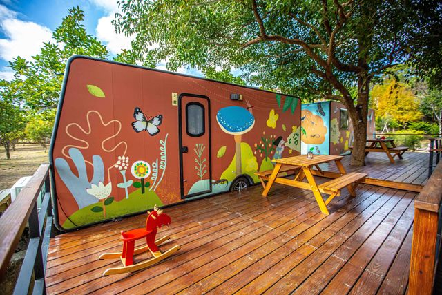 只今漫漫 里山露營｜一泊二食、露營烤肉趣好評優惠持續-【露營車】B區 漫蓊蓊｜童趣風格露營車(建議入住2大2小或3大)-1