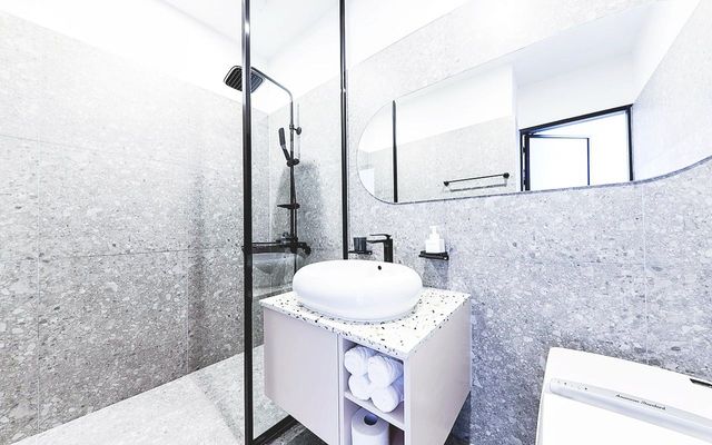 海洋波因特酒店｜近廣安里海灘 海景視野-高級市景雙床房-4