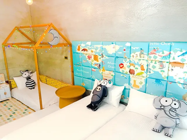 Noah's Ark Homestay-C7-rainbow parent-child bath 4-room-1