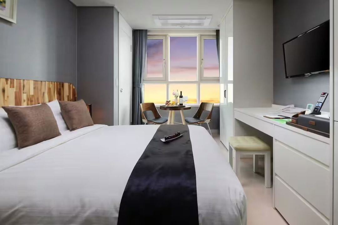 Ever8 公寓式酒店｜5分鐘到梨大站 近新村 弘大商圈