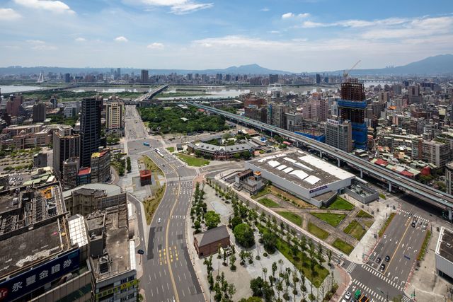 路徒Plus行旅-站前館｜超寬敞兒童遊戲區、緊鄰台北車站-奢華雙人房｜遠眺淡水河畔-4