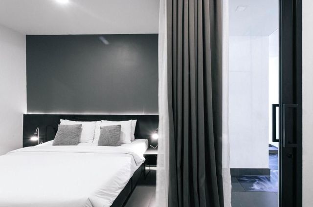 CREW Hotel-Standard Double Pool Room-4