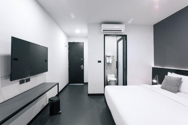 CREW Hotel-Standard Double Pool Room-5