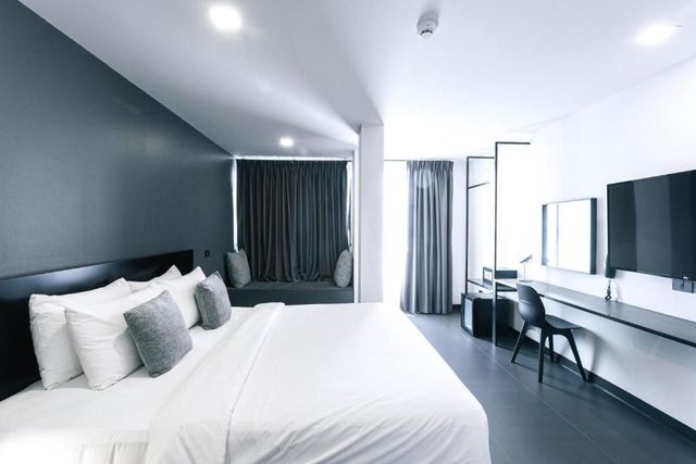 CREW Hotel-Standard Double Room-4