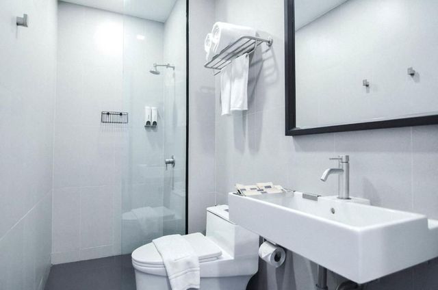 CREW Hotel-Twin Room-8