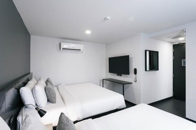 CREW Hotel-Deluxe Double Room-4