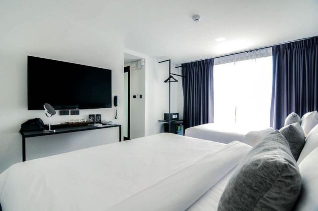 CREW Hotel-Deluxe Double Room-2