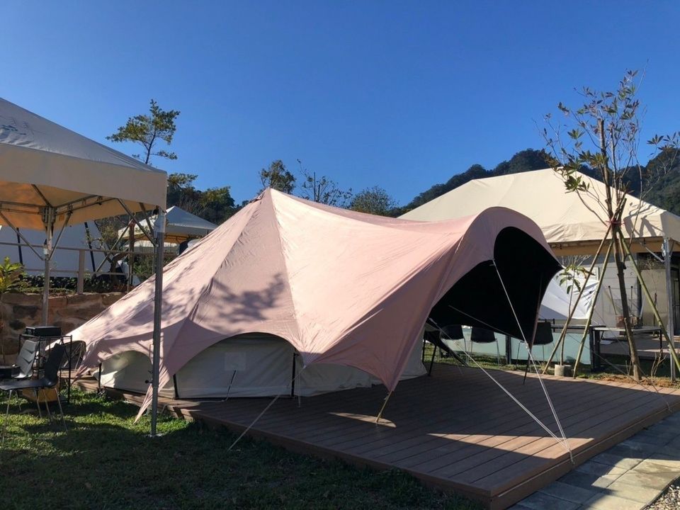 每帳皆有客廳帳，其中2帳配置6米客廳帳，方便兩帳以上的家人朋友一起吃飯