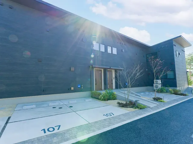 【ファミリールーム・106,シンプルモダン・107】玄関までスロープがあるためお子様も安心
