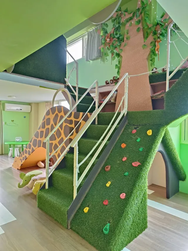 Alice theme bed-Madagascar 8 Rooms-10