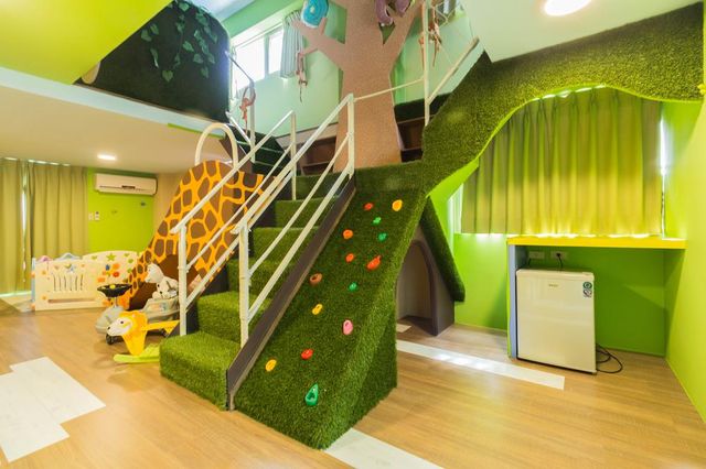 Alice theme bed-Madagascar 8 Rooms-3