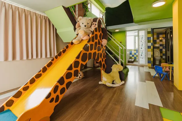 Alice theme bed-Madagascar 8 Rooms-1