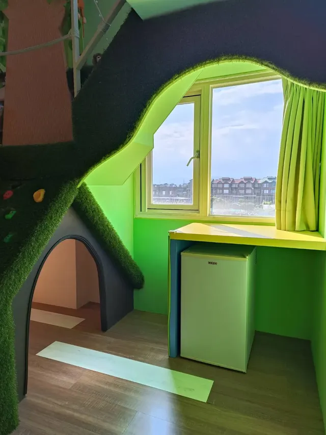 Alice theme bed-Madagascar 8 Rooms-9