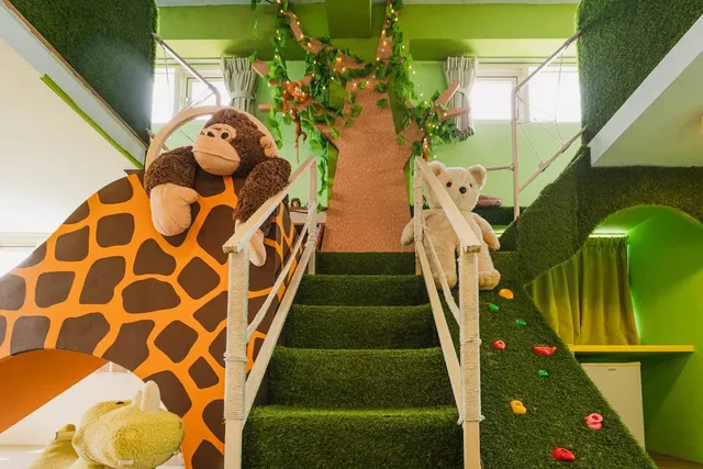 Alice theme bed-Madagascar 8 Rooms-6