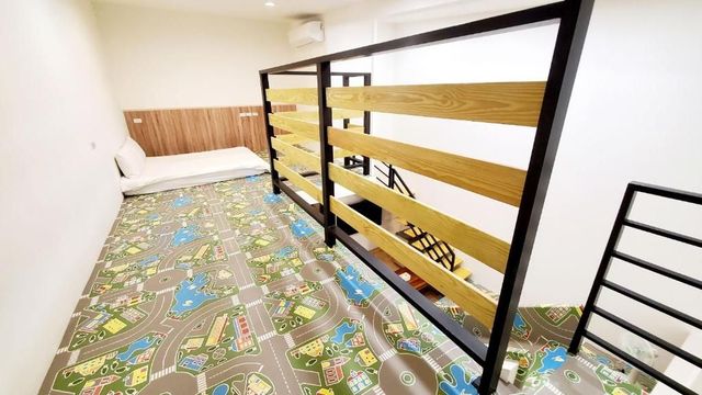 羅東幸福Yes｜溜滑梯主題房型、羅東夜市1分鐘-溜滑梯球池四人房－附陽台-5