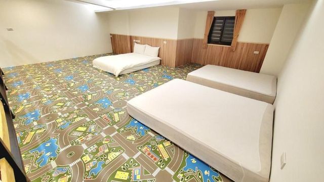 羅東幸福Yes｜溜滑梯主題房型、羅東夜市1分鐘-溜滑梯球池八人房-8