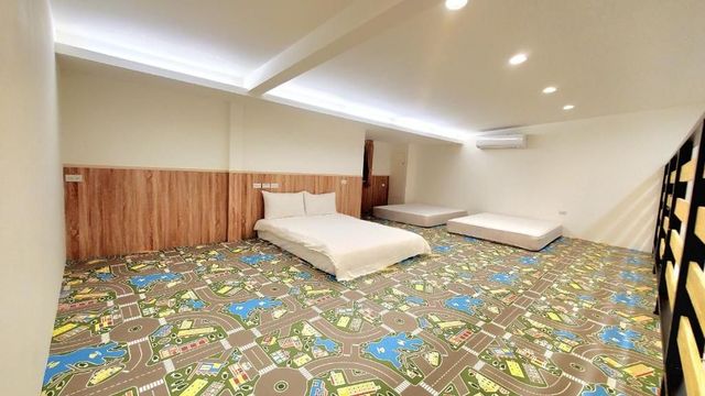 羅東幸福Yes｜溜滑梯主題房型、羅東夜市1分鐘-溜滑梯球池八人房-7