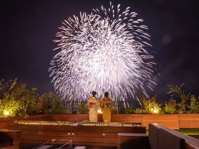 【施設外観】花火大会の日には、施設目の前から打ちあがる花火を間近にご覧いただくことができます