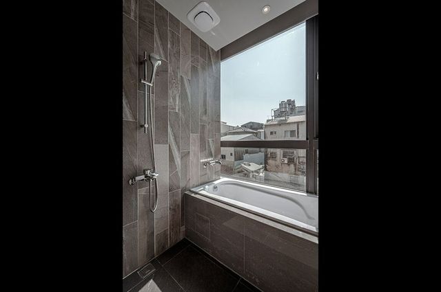Somer Chew Hotel-Deluxe View Room with Bathtub-7