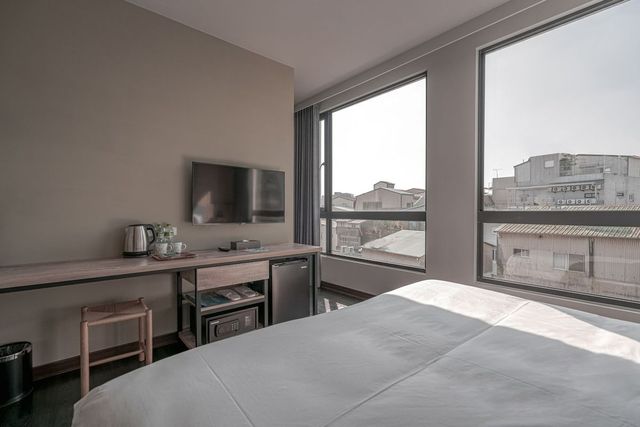 Somer Chew Hotel-Deluxe View Room with Bathtub-3