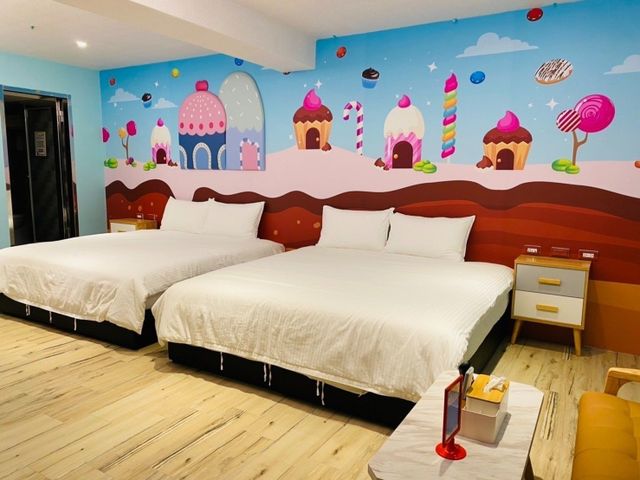 Have Fun玩樂親子旅宿|大型遊戲室、羅東夜市步行5分鐘-205糖果屋溜滑梯球池四人房-6