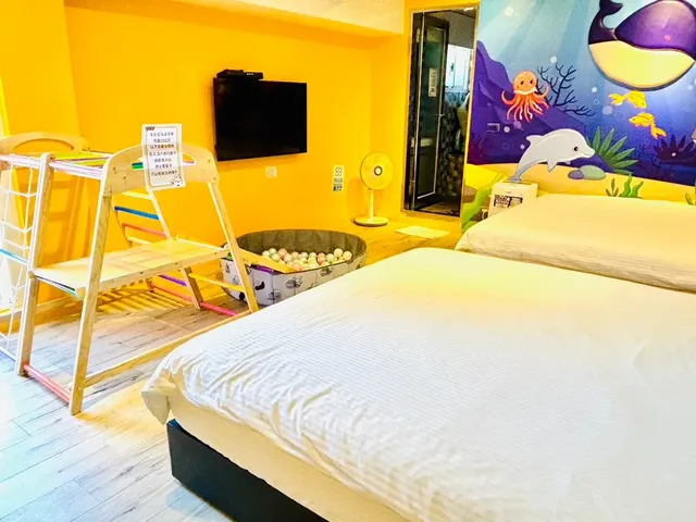 Have Fun玩樂親子旅宿|大型遊戲室、羅東夜市步行5分鐘-203小鯨魚迷你滑梯球池四人房-3