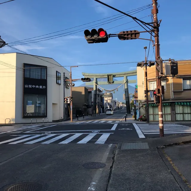 国道をまたぐ鳥居