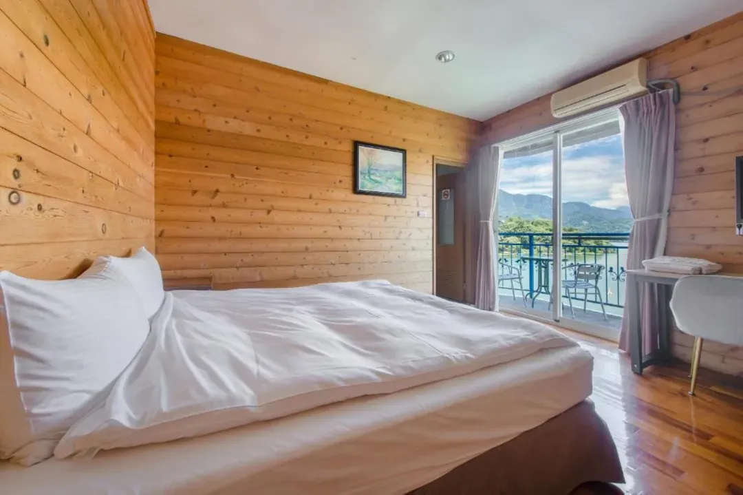 Bishui Shanju Lakeside B&B
