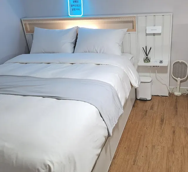 퀸 침대(4인이상 추가매트리스와 이불제공)