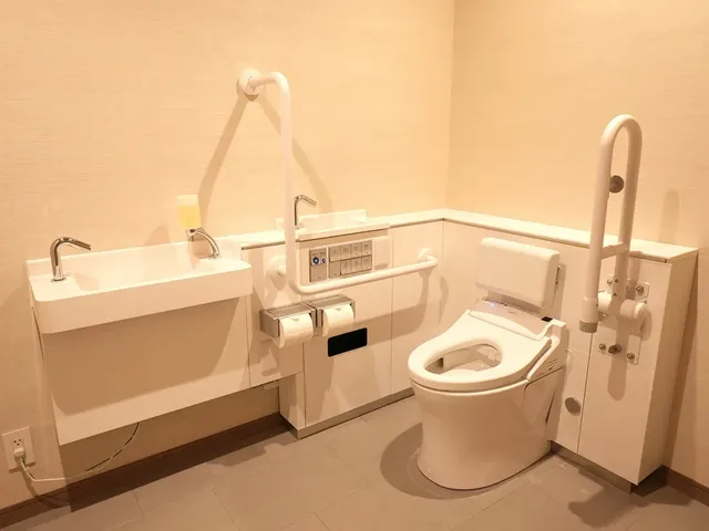 【A07 （ADA／トイレ）】ユニバーサルデザインのトイレ。車いすでも安心してご利用頂けます