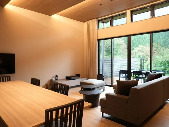 【A07 （ADA／リビングダイニング）】窓の外には、日光の豊かな自然の風景が広がります