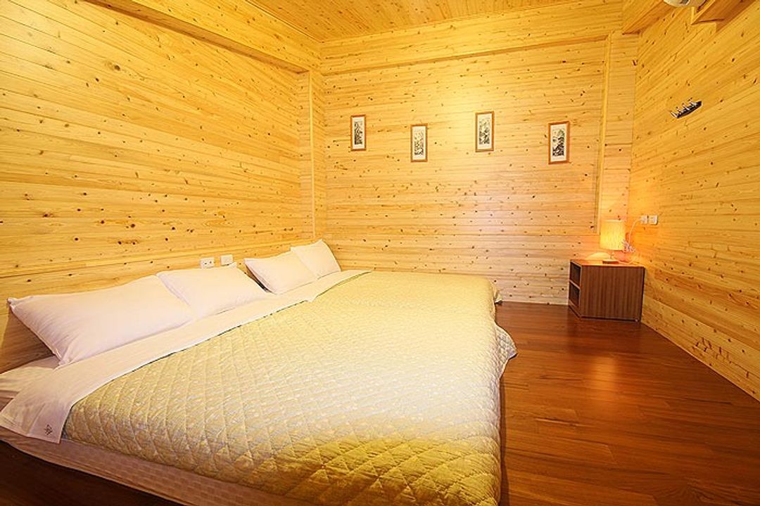 Lake water vacation homes