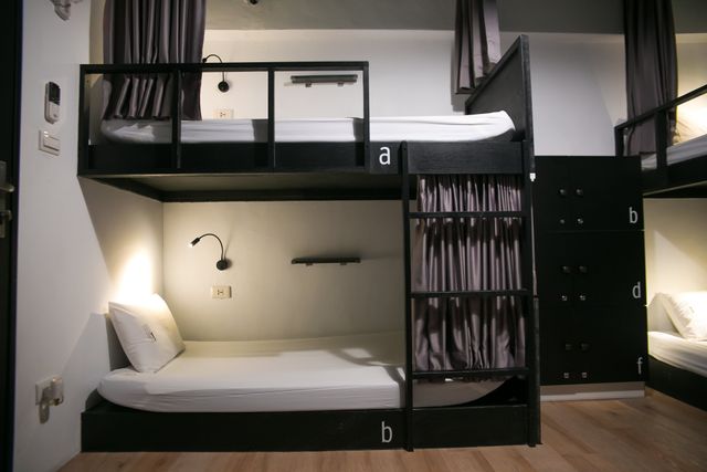 6-bed Male Dorm/6床男生間