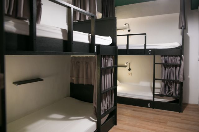 6-bed Male Dorm/6床男生間