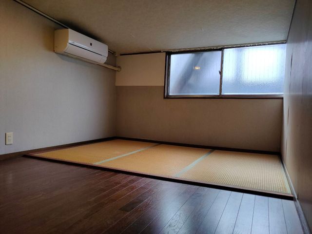 2 MIN FROM NAMBA, 20 MIN FROM USJ, 2 HOUSES FOR MAX 22-2 MIN FROM NAMBA, 16 MIN FROM USJ, 2-FLOOR HOUSE FOR MAX 15-4
