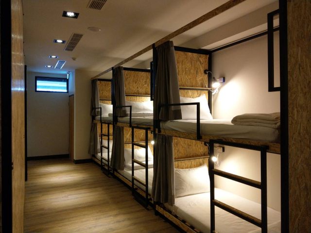 小旅行迷你公寓 | LOFT 輕工業風-16人混合宿舍間的單人床-2