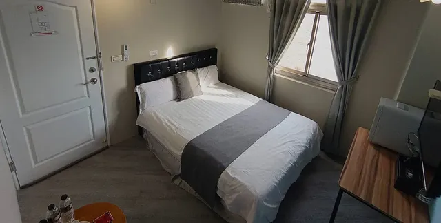 Light Shadow-Small Double Room with Sea View-5