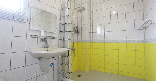 Light Shadow-Comfort Quadruple Room-3