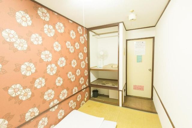 The room without heater but with footwarmer