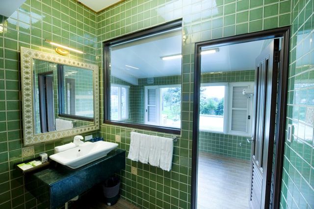 SCHOKOLAKE-Dream House floor, four-room suites-2