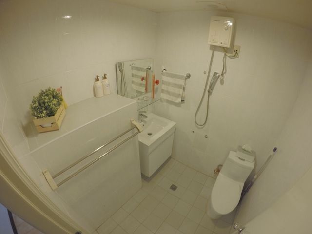 (share bathroom)兩間雅房共用衛浴,打開房門跨一步就到。