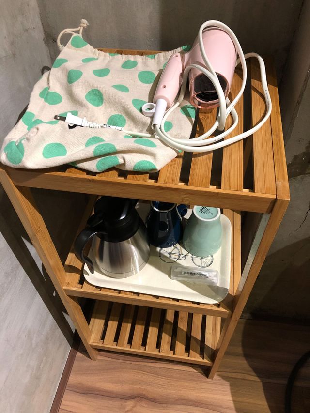 房間內備品馬克杯.保溫壺.棉花棒.吹風機.大小浴巾