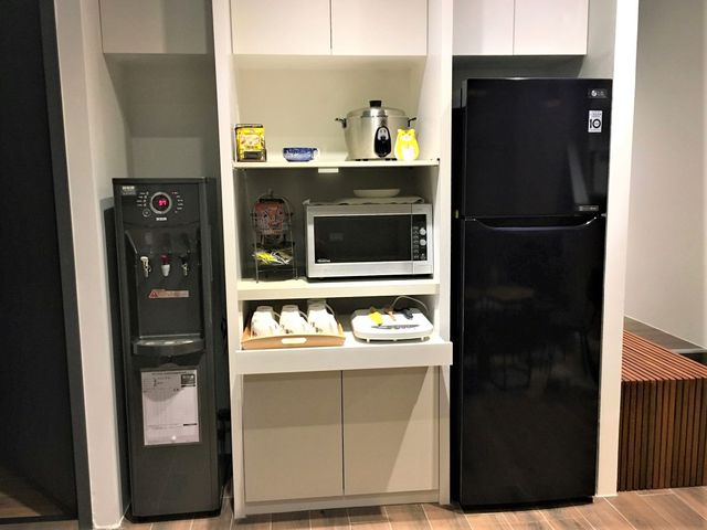 冰箱、微波爐、飲水機、免費濾泡式咖啡、茶等