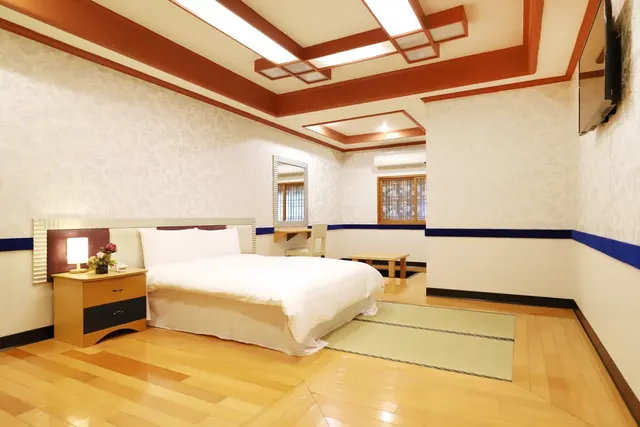 Gorgeous Hot Spring Resort-Xinfeng Deluxe Double Room-4